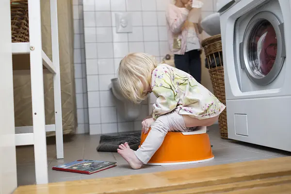 Difficultés liées à l'apprentissage de la propreté : lorsque votre enfant ne veut pas s'asseoir sur le pot