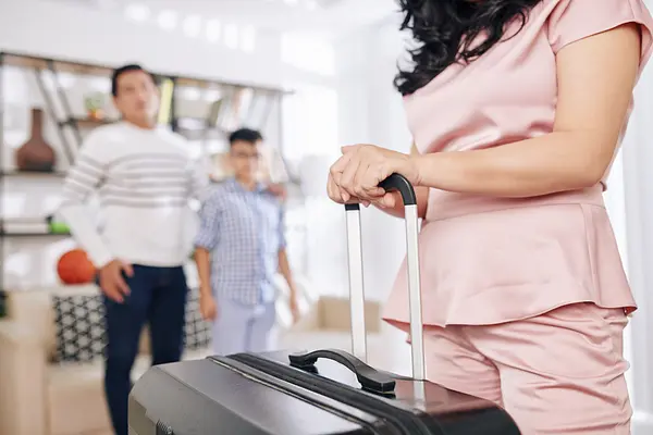 Mantendo a Casa Funcionando Perfeitamente: Um Guia para Gerenciar Tarefas Domésticas Quando um dos Pais Viaja a Trabalho