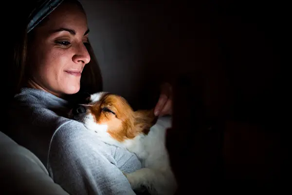 Équilibrer le travail et le sommeil de votre chien : conseils pour les parents de chiots qui travaillent tard